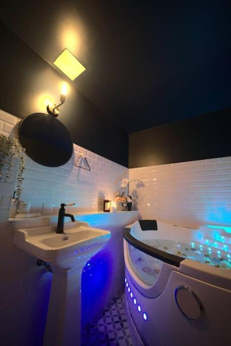 مُلووز Luxury Room Jacuzzi Centre Ville Haut De Gamme المظهر الخارجي الصورة