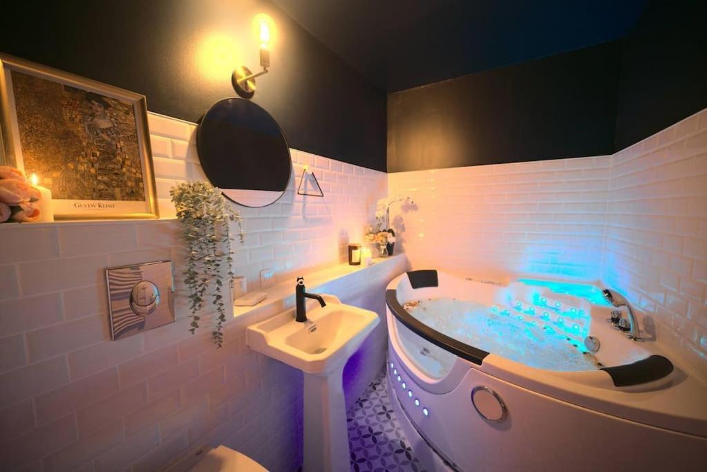 مُلووز Luxury Room Jacuzzi Centre Ville Haut De Gamme المظهر الخارجي الصورة